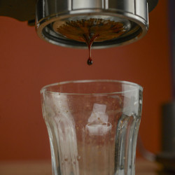 Aram caffè + stand (yellow)